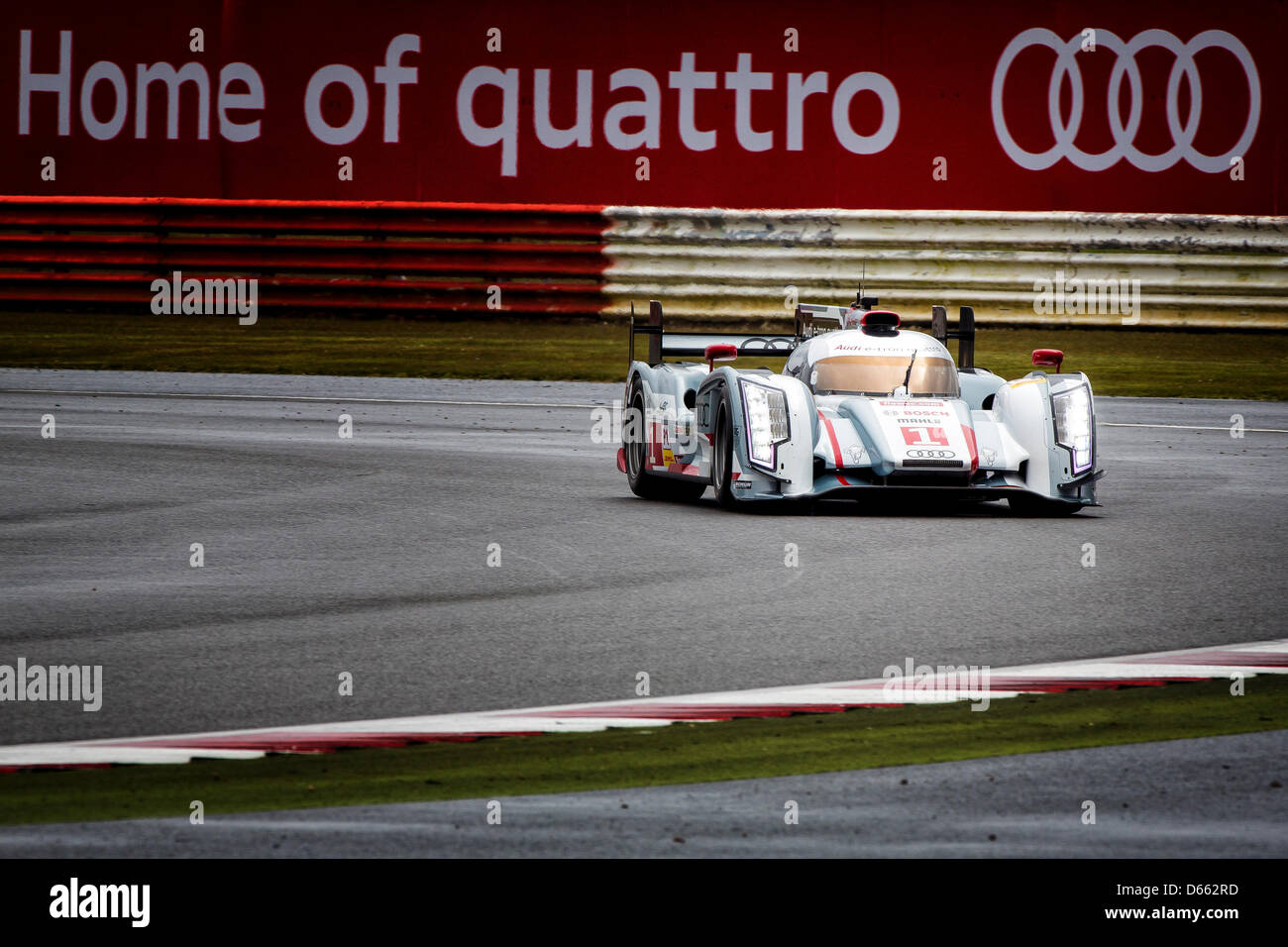 12.04.2013 Circuit de Silverstone le Northamptonshire en Angleterre. La pratique libre pour le Round 1 de la FIA World Endurance Championship - 6 heures de Silverstone. # 1 AUDI SPORT TEAM JOEST (DEU). Audi R18 e-tron Quattro. La catégorie LMP1. Pilotes : Andre Lotterer (DEU) Benoit Treluyer (FRA) Marcel Fassler (CHE) Banque D'Images 12.04.2013 Circuit de Silverstone le Northamptonshire en Angleterre. La pratique libre pour le Round 1 de la FIA World Endurance Championship - 6 heures de Silverstone. # 1 AUDI SPORT TEAM JOEST (DEU). Audi R18 e-tron Quattro. La catégorie LMP1. Pilotes : Andre Lotterer (DEU) Benoit Treluyer (FRA) Marcel Fassler (CHE) Banque D'Images