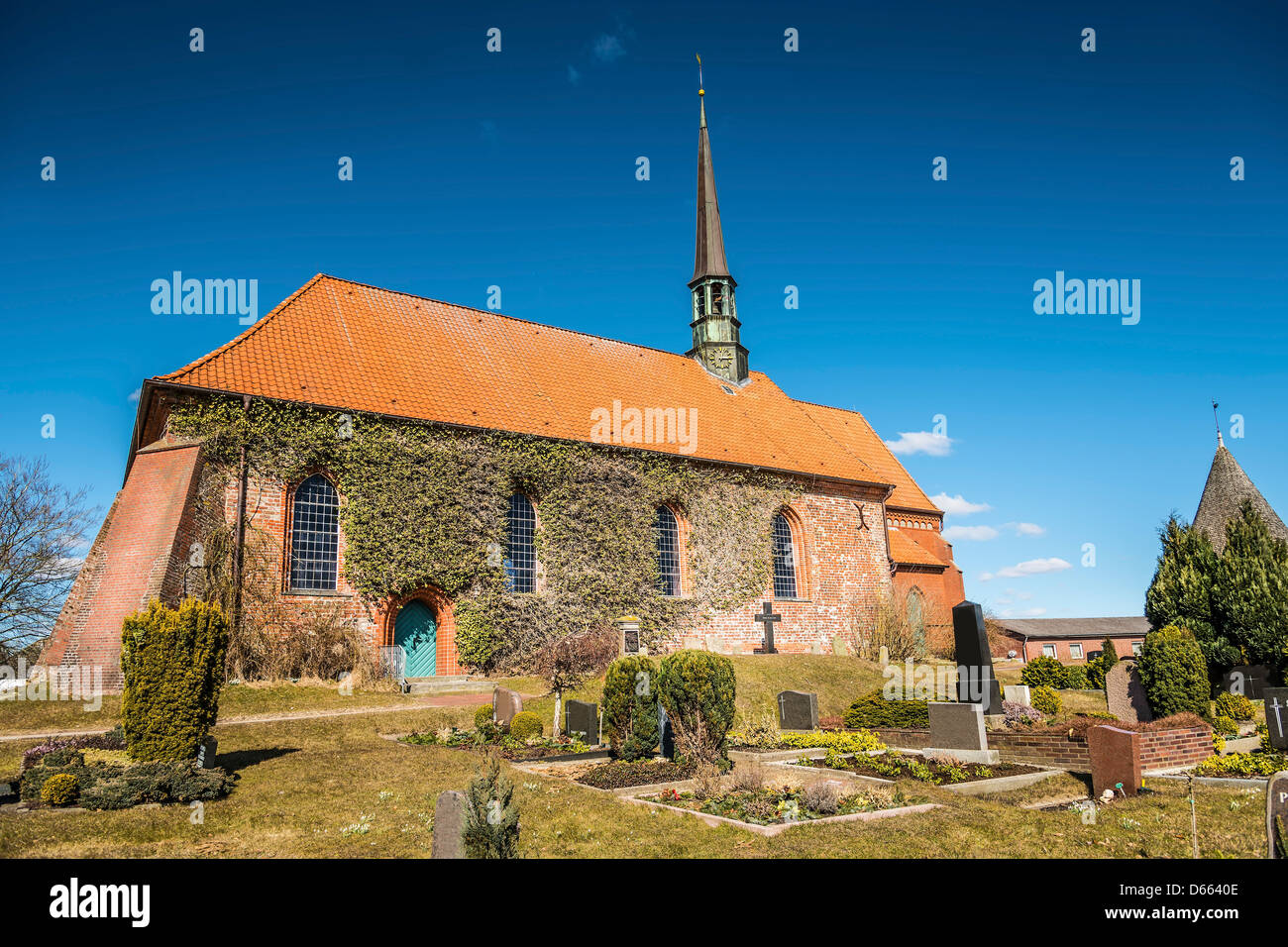 L'église en brique rouge aux beaux jours au printemps dans un petit village du nord de l'Allemagne Banque D'Images