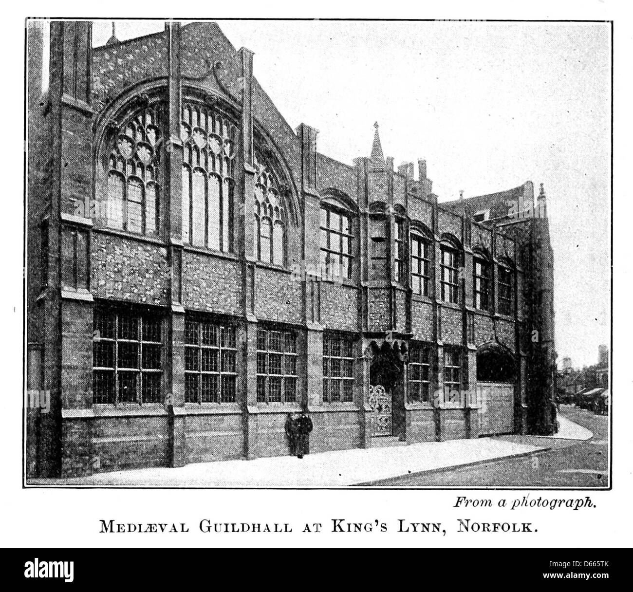 Une publication de 1921 qui fournit une brève histoire de l'Angleterre, avec mention spécifique du guildhall médiéval à King's Lynn, Norfolk. Le guildhall représente une caractéristique historique et architecturale importante de la période médiévale. Banque D'Images