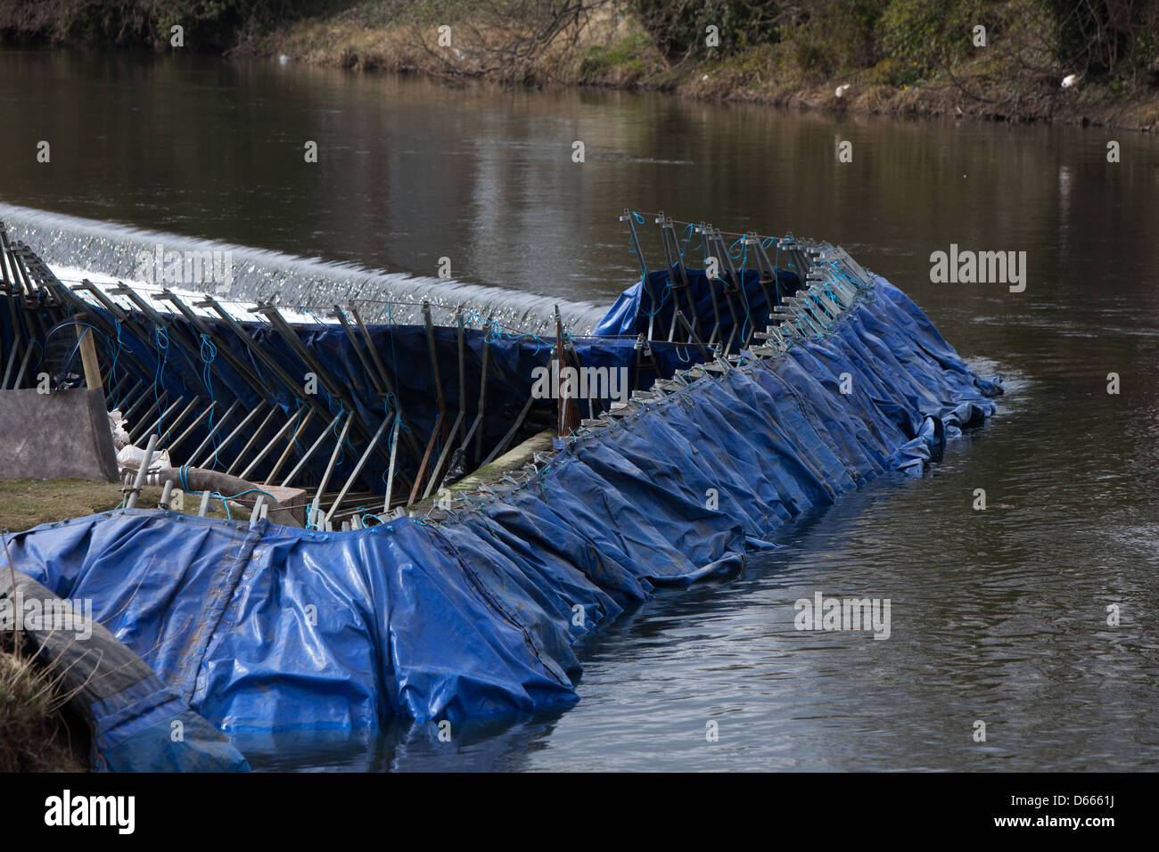 Les barrières étanches dans une rivière pour permettre aux travaux de construction. Banque D'Images