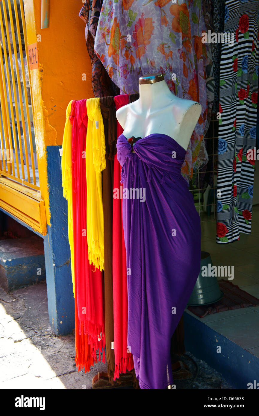 Vêtements pour femmes de couleur à Mercado 28 souvenirs et marché artisanal à Cancun, Mexique Banque D'Images