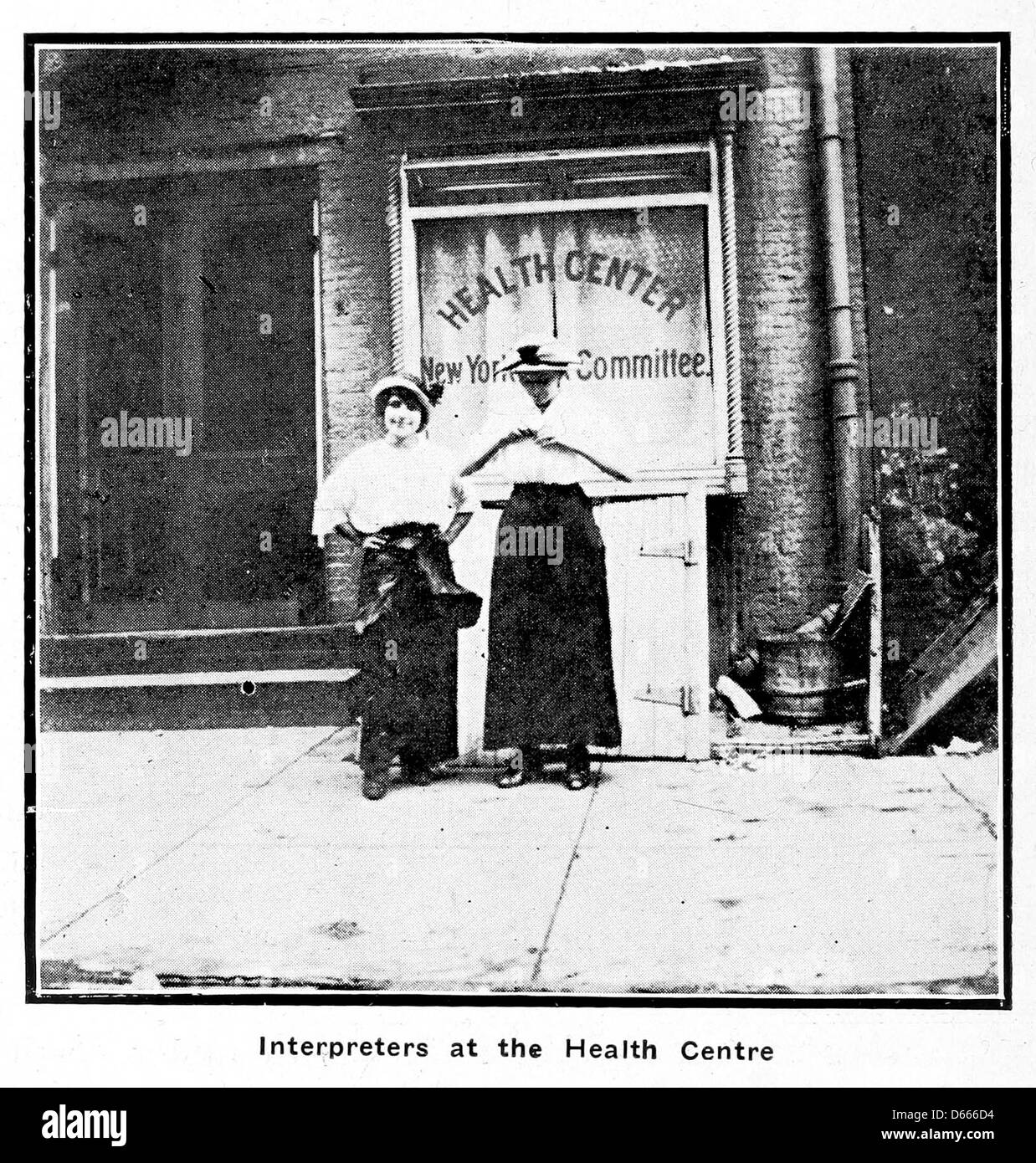 Cette enquête sociale de 1914 documente le district de Washington Street à New York, en se concentrant sur les centres de santé et les interprètes de la région. L'enquête offre un aperçu des conditions sociales urbaines et des services communautaires au début du XXe siècle. Banque D'Images