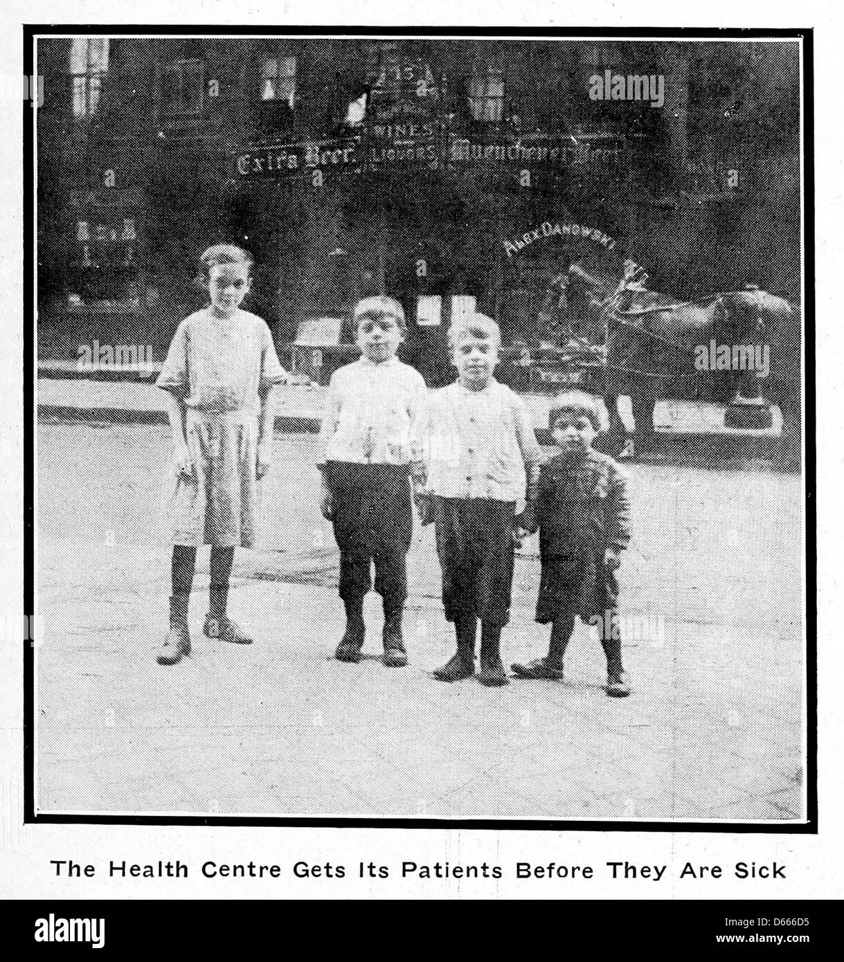 Une enquête sociale réalisée en 1914 dans le district de Washington Street à New York, axée sur la santé et les conditions sociales de la communauté. L'enquête documente l'état des centres de santé et des patients qu'ils ont servis au début du XXe siècle. Banque D'Images
