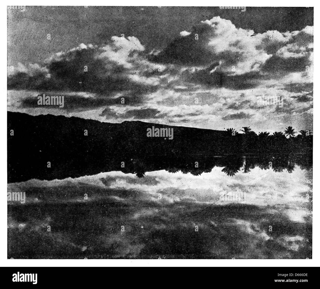 Cette illustration de 1920 tirée de 'A Song of Hawaii' capture la beauté tranquille de la nuit à Hawaï, avec une scène réfléchissante qui évoque l'atmosphère paisible des îles hawaïennes après le coucher du soleil. Banque D'Images