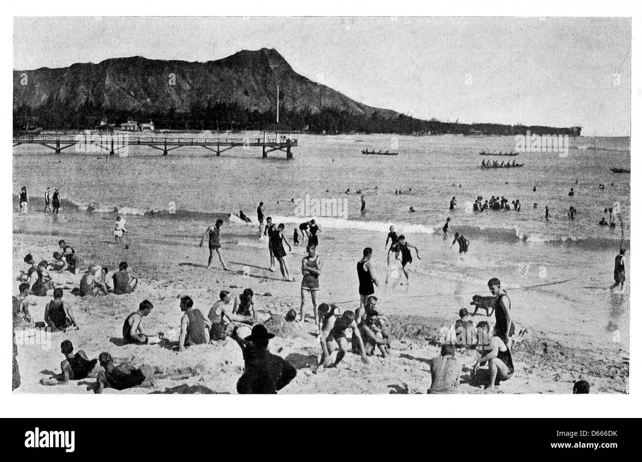 Une photographie ou illustration de 1920 capturant l'atmosphère relaxante d'une plage hawaïenne, avec vue sur l'océan et les rives sablonneuses, incarnant la tranquillité des îles hawaïennes. Banque D'Images