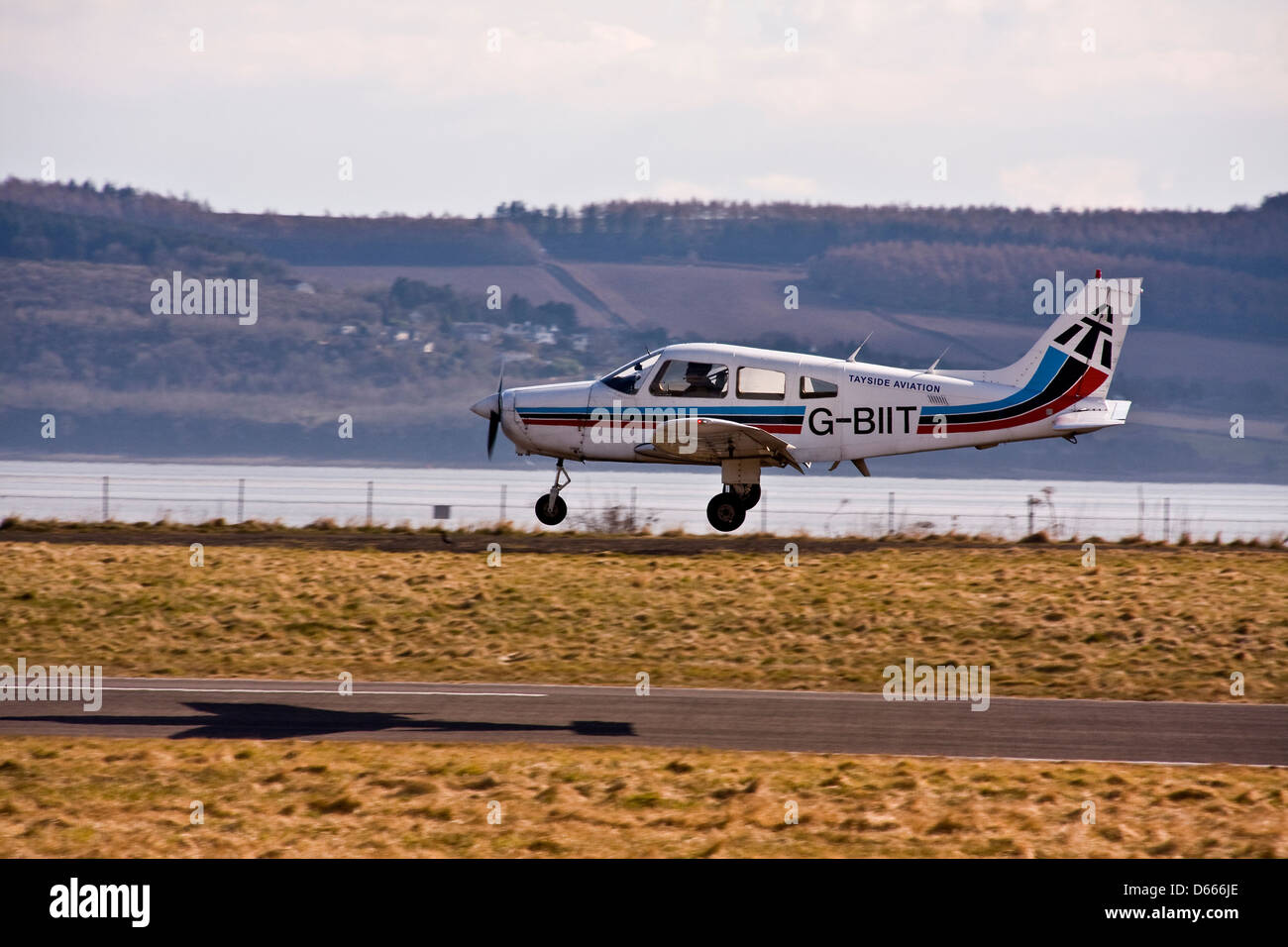 Aviation Tayside Piper PA-28 Warrior G-BIIT aéronefs atterrissant sur la piste de l'aéroport de Dundee, Royaume-Uni Banque D'Images
