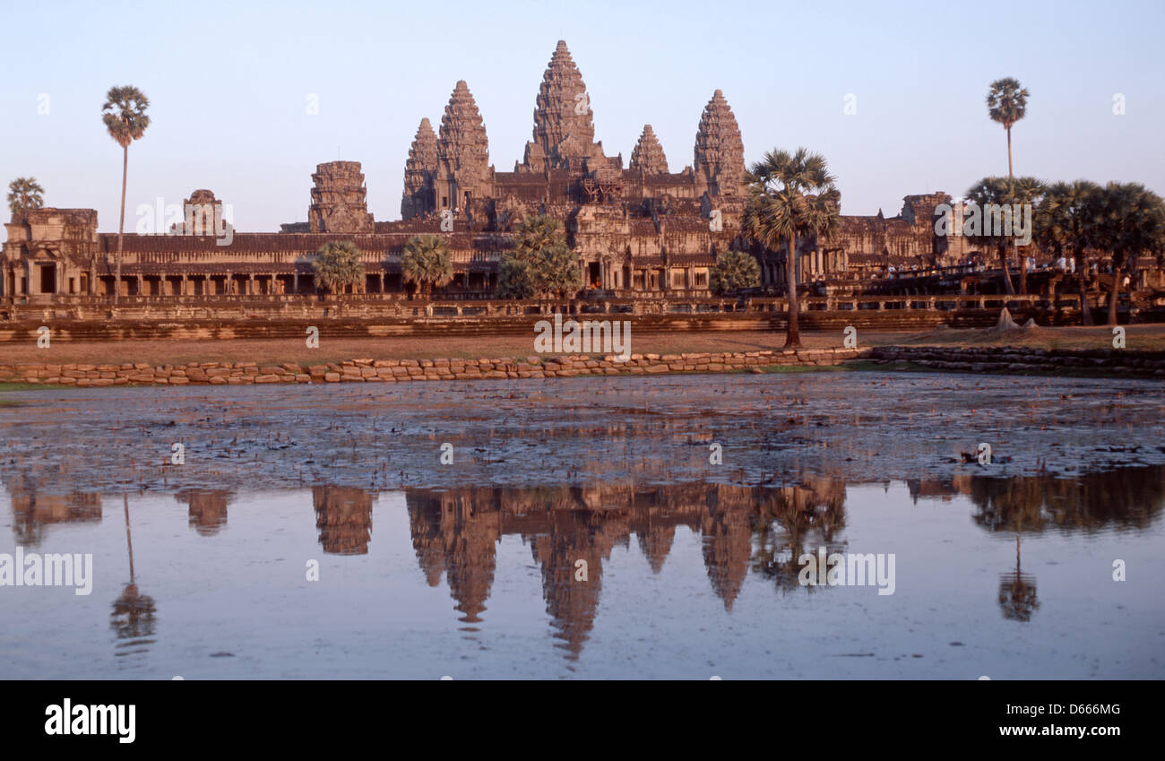 12ème siècle temple Angkor Wat, Angkor au lever du soleil, la Province de Siem Reap, Royaume du Cambodge Banque D'Images