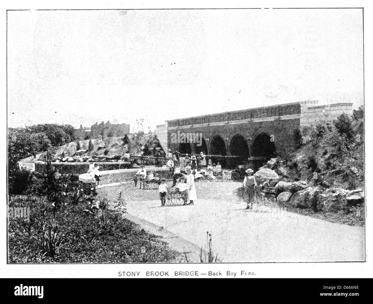 Une image vintage tirée du « Guide souvenir de Boston et de ses environs » (1895), représentant les Fens de Back Bay et le pont de Stony Brook. Ces monuments historiques font partie du paysage urbain de Boston, illustrant le développement de la ville à la fin du XIXe siècle. Banque D'Images