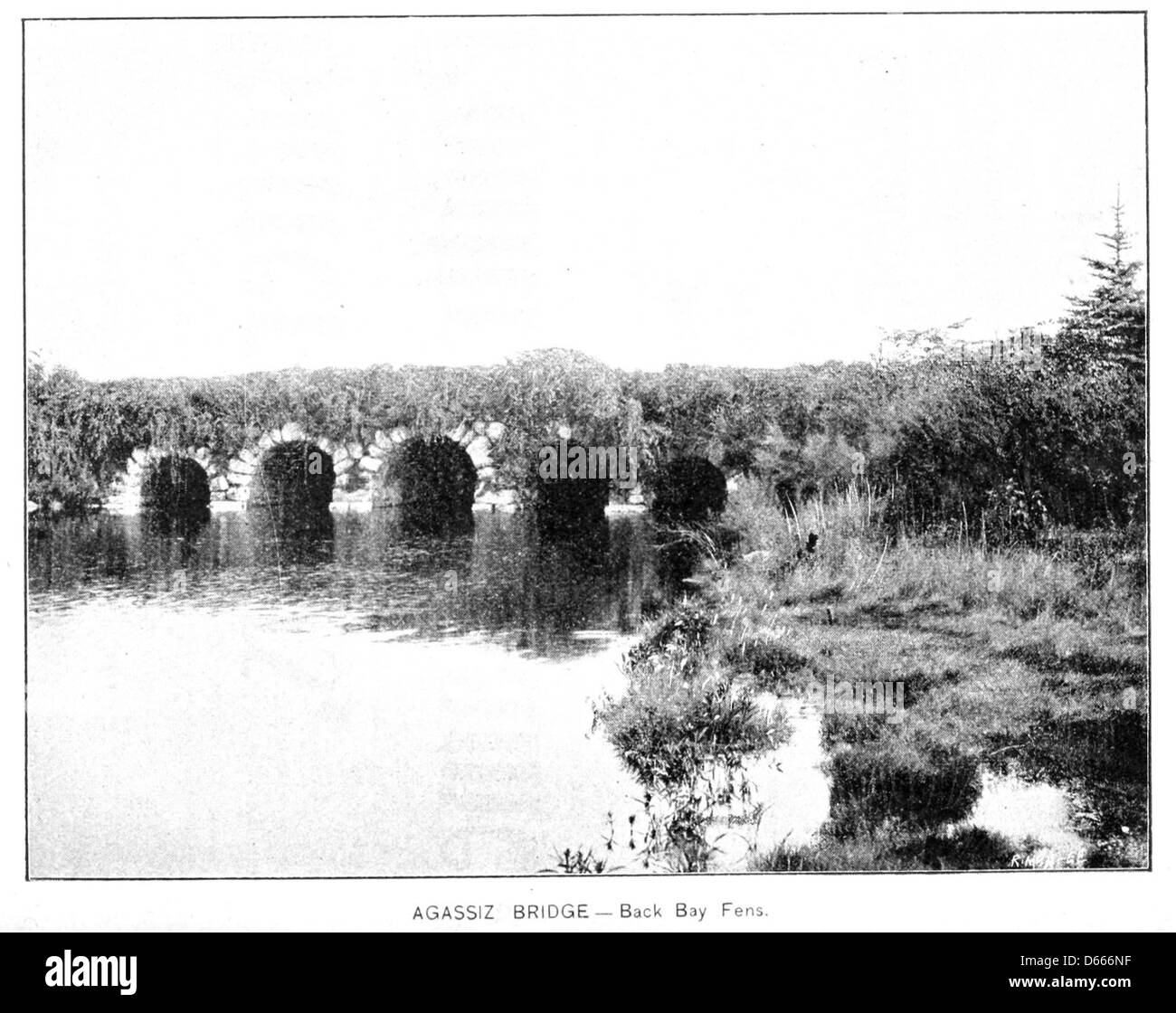 Une photographie de 1895 du pont Agassiz à Boston, montrant les détails architecturaux du pont et des Back Bay Fens environnants. L'image capture la beauté de ces monuments historiques de Boston. Banque D'Images