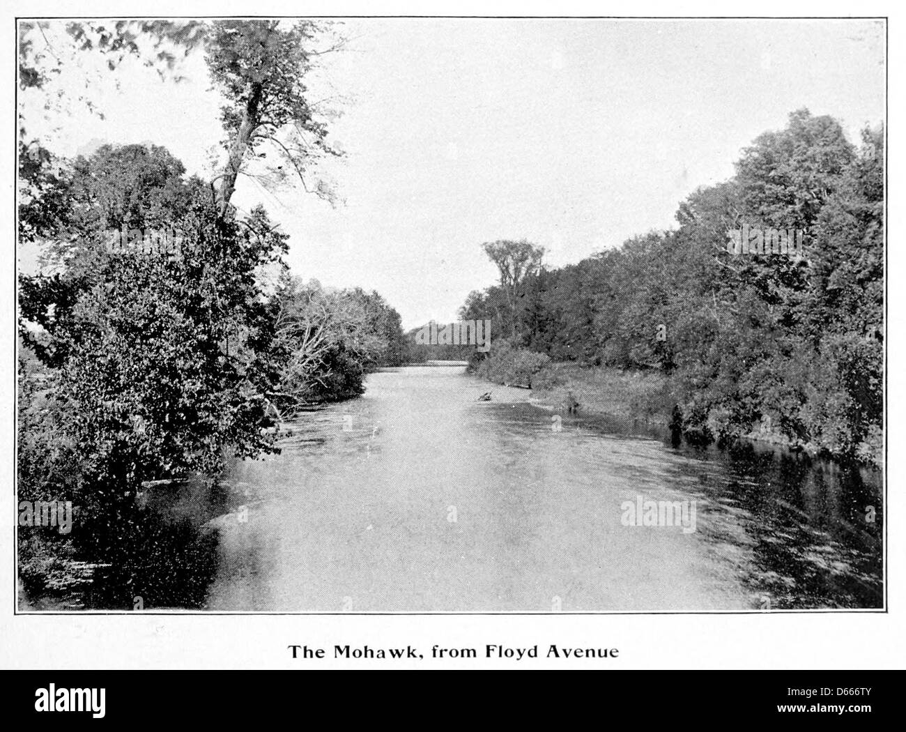 Photographie historique prise en 1894, représentant la vue de la rivière Mohawk depuis Floyd Avenue à Rome, New York. L'image capture la beauté naturelle de la rivière et du paysage environnant. Banque D'Images