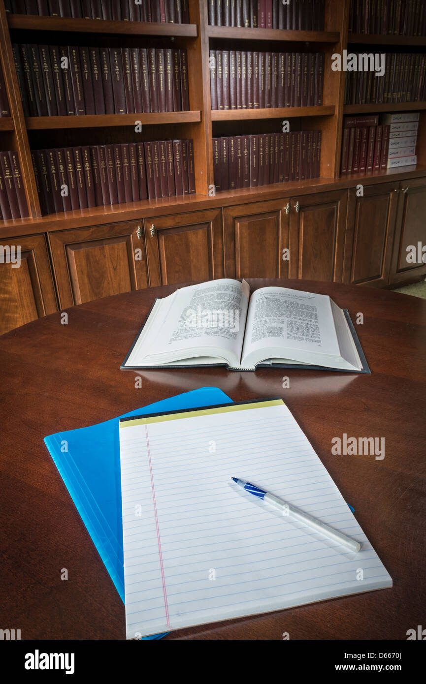 Law Library Close Up Detail of Books on Table Banque D'Images