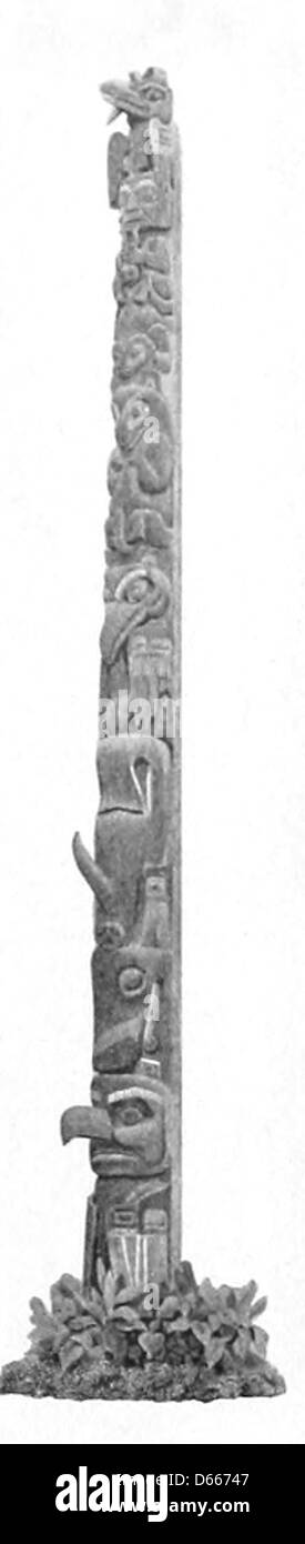 Ce souvenir de 1909 de Seattle représente un totem traditionnel, un élément important de l'art et de la culture amérindiennes, en particulier du Nord-Ouest Pacifique. Le totem représente divers personnages et symboles, chacun ayant sa propre signification culturelle. Banque D'Images