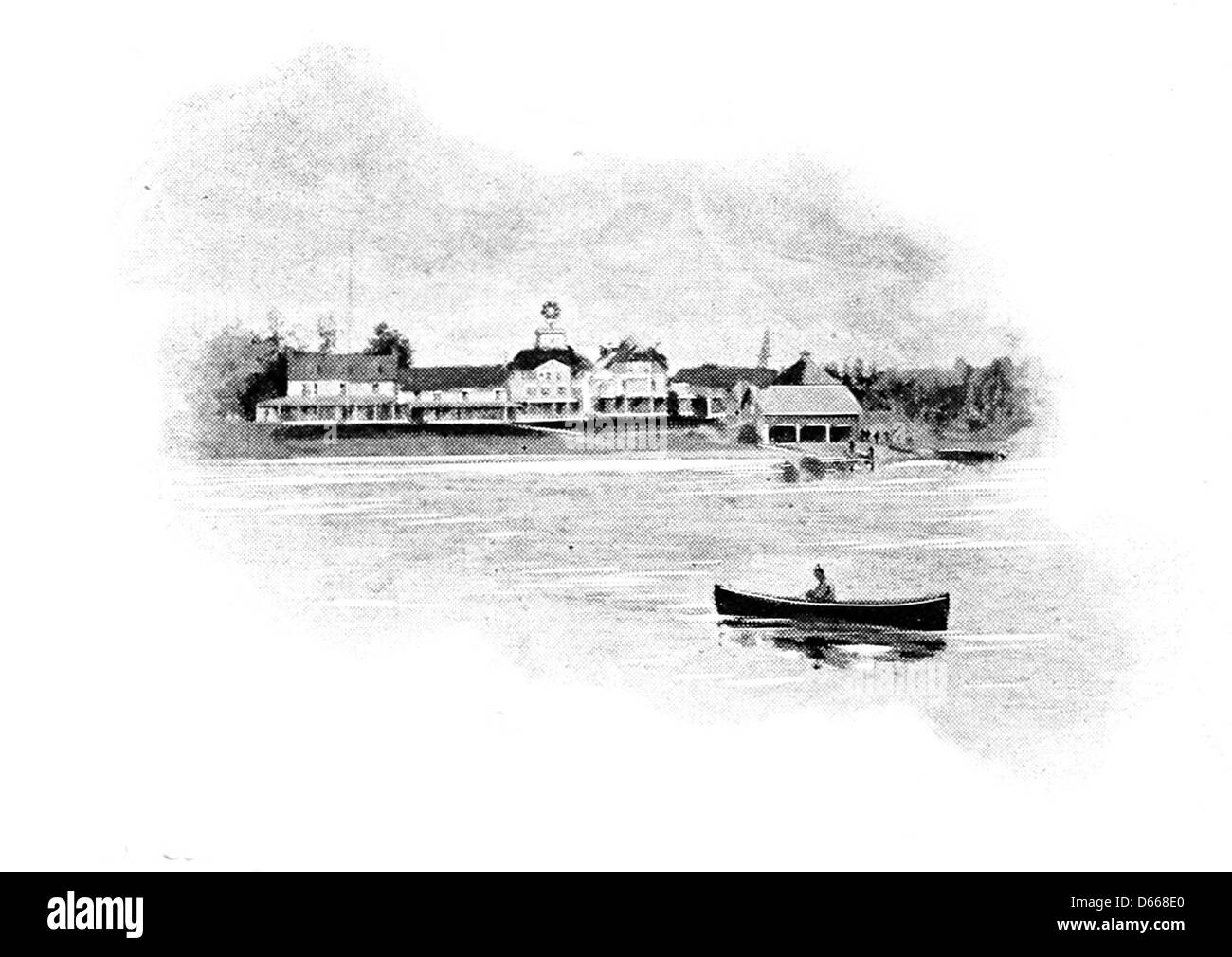 Cette image de 1895 représente une scène sereine dans une station balnéaire avec un canoë sur l'eau, capturant l'essence des loisirs estivaux et des activités de plein air à l'époque. Banque D'Images