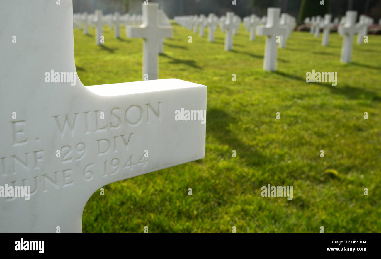 Omaha Beach. Gros plan sur la pierre tombale gravée croix, d'un soldat est mort le 6 juin 1944 et enterré dans le cimetière militaire d'Omaha Beach.Colleville-su Banque D'Images
