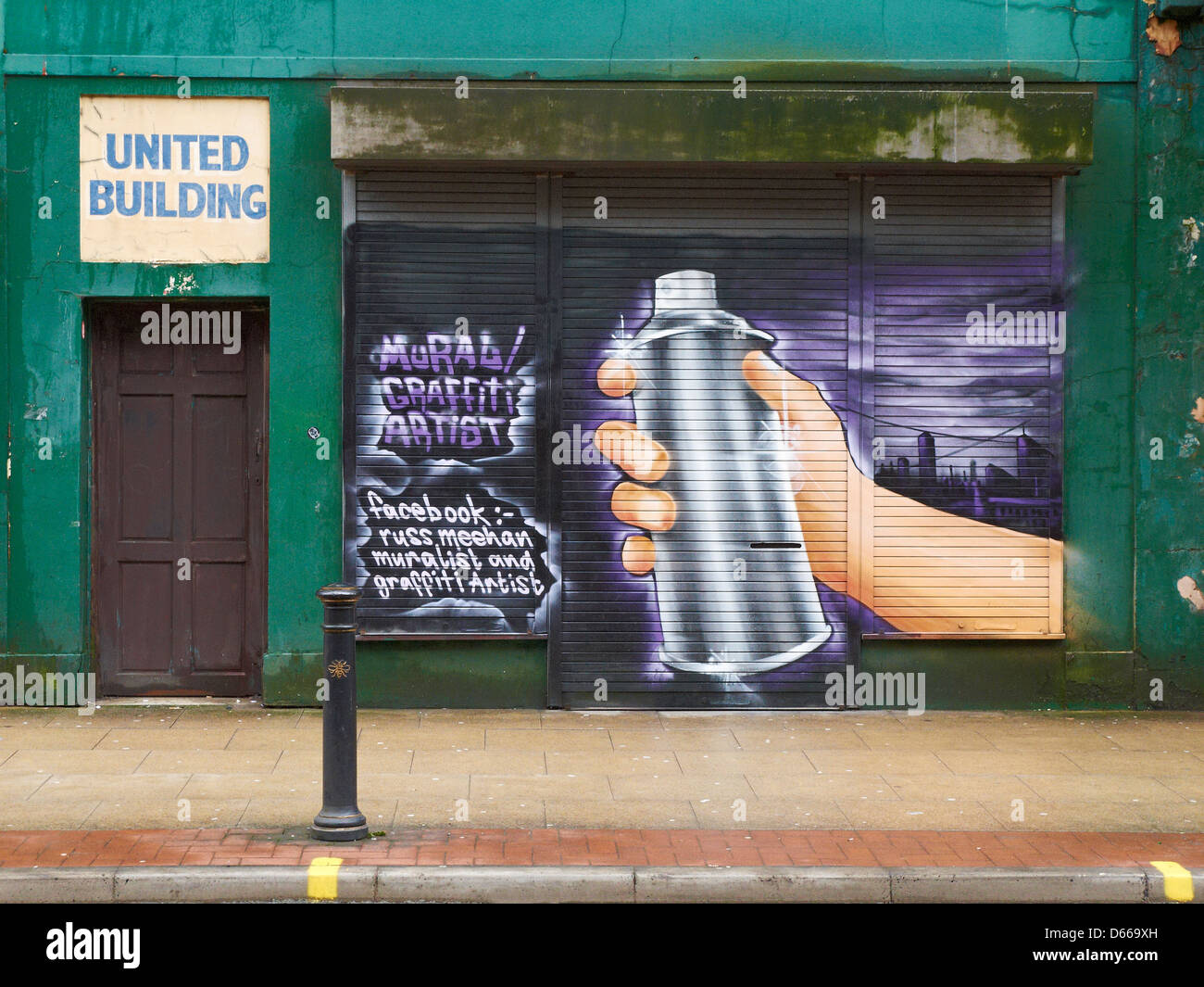 Artiste Graffiti lui-même la publicité de volet à Manchester UK Banque D'Images