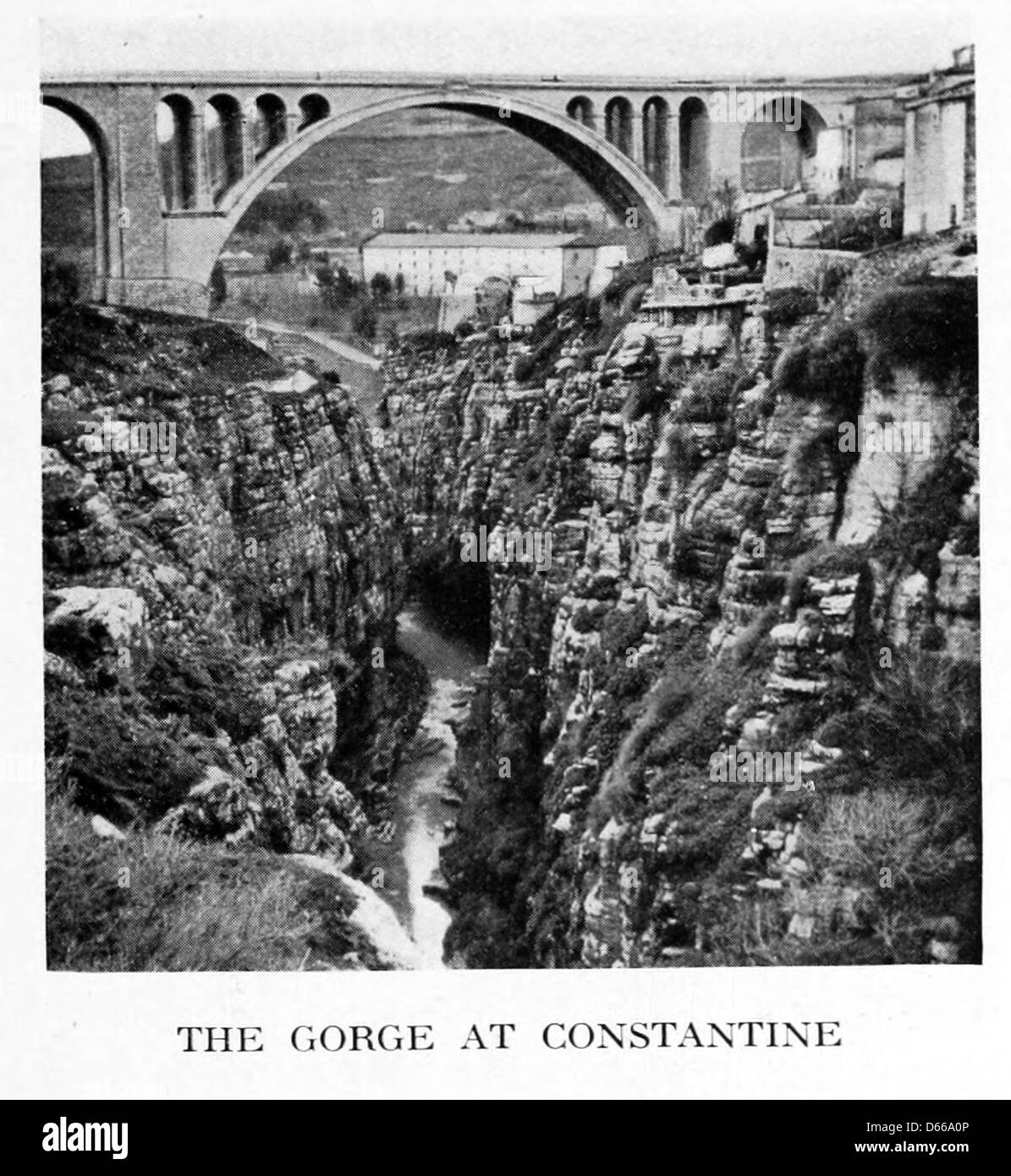 Cette photographie de 1918 capture le paysage spectaculaire des gorges de Constantine en Algérie, faisant partie d'un voyage plus large à travers l'Italie, la Sicile, la Tunisie et le sud de la France. L’image met en valeur la beauté sauvage de la gorge et les caractéristiques naturelles de la région. Banque D'Images