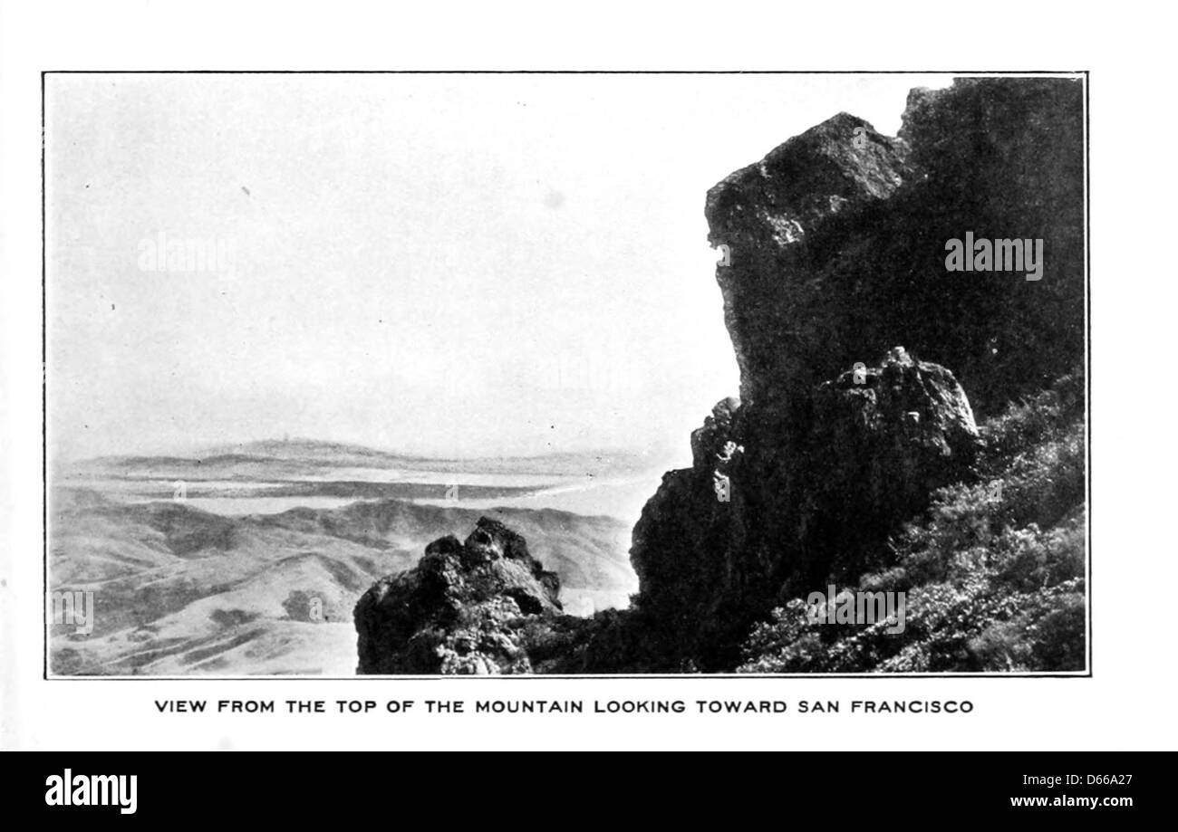 Une photographie ou une illustration de 1907 représentant un voyage sur le Mt. Tamalpais Railroad, connu pour son chemin sinueux unique, avec vue sur San Francisco en arrière-plan. Banque D'Images