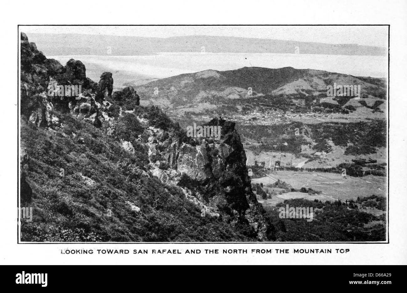 Cette photographie de 1907 capture le célèbre voyage sur le « chemin de fer le plus tordu du monde », le Mt. Tamalpais Railway en Californie. L'image met en évidence les pentes abruptes du chemin de fer, les courbes nettes et les vues panoramiques du paysage environnant. Banque D'Images