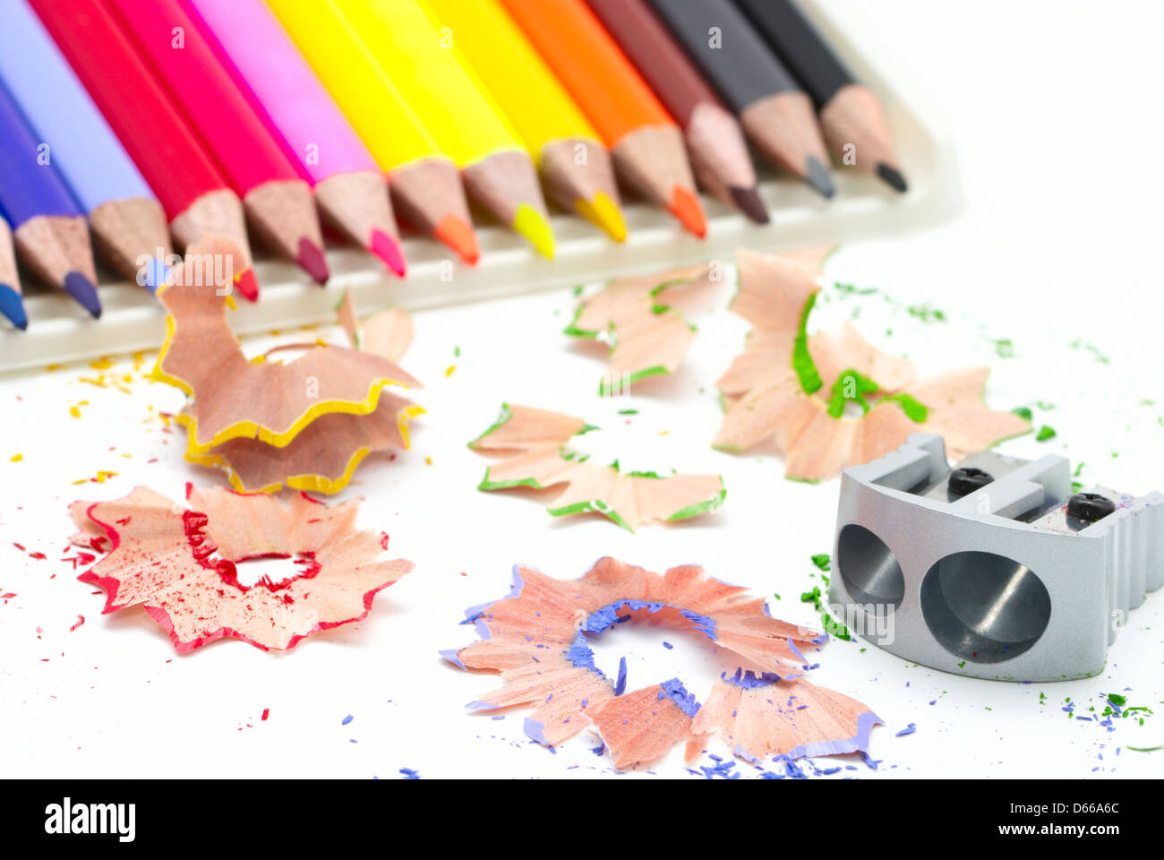 Copeaux de crayons de couleur, crayon et taille-crayons Banque D'Images