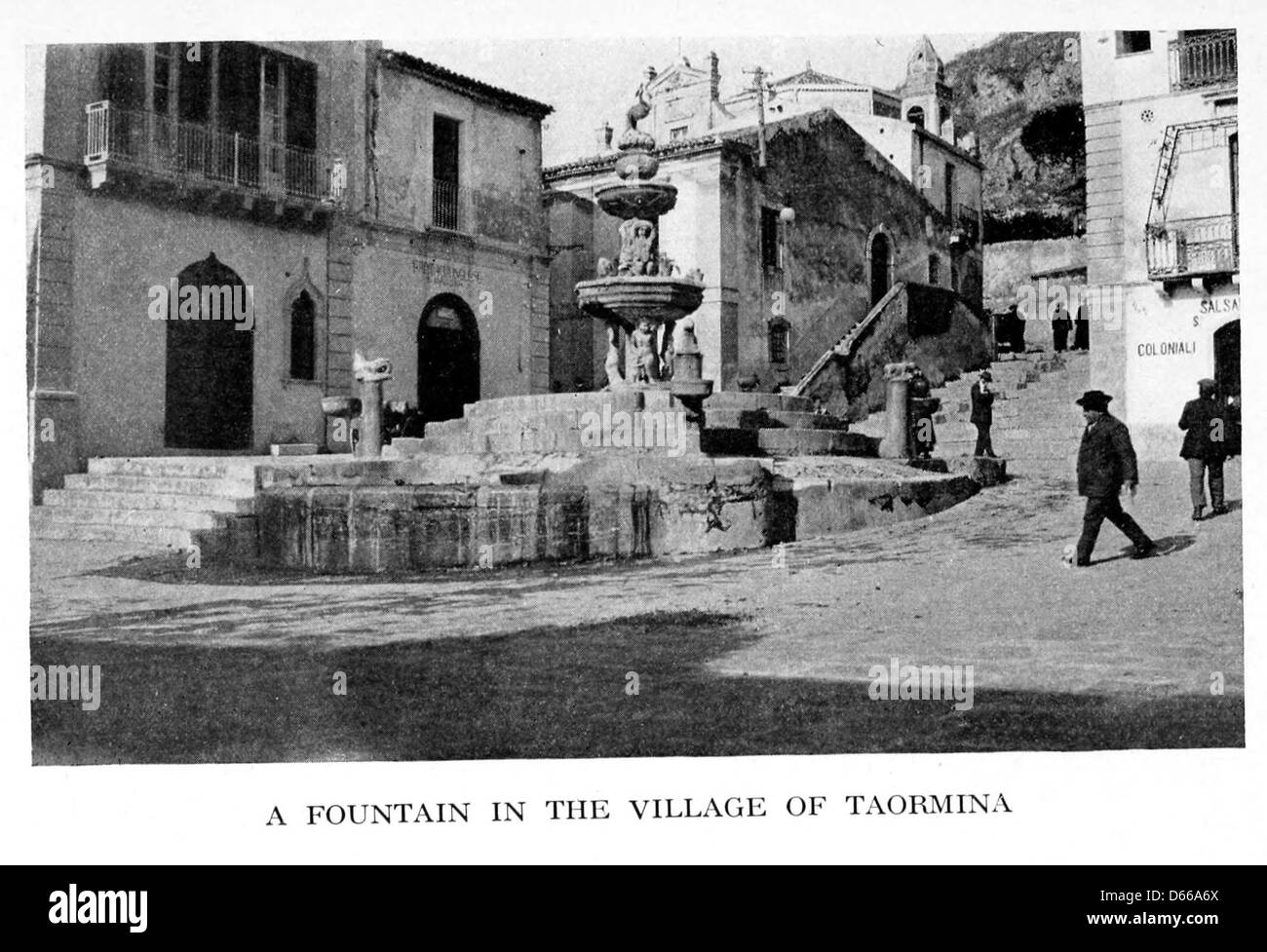 Une illustration tirée de 'Un voyage à travers l'Italie, la Sicile, la Tunisie, l'Algérie et le sud de la France' (1918), mettant en valeur la fontaine de Taormine, en Italie. L'image met en valeur le paysage méditerranéen et l'architecture historique de la région. Banque D'Images