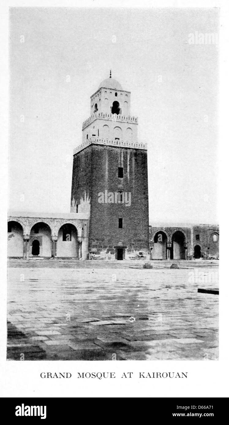 Cette photographie de 1918 capture la grandeur de la Grande Mosquée de Kairouan, en Tunisie, un site architectural islamique important. La mosquée est l'une des plus anciennes du monde, connue pour son importance historique et son design époustouflant. Banque D'Images