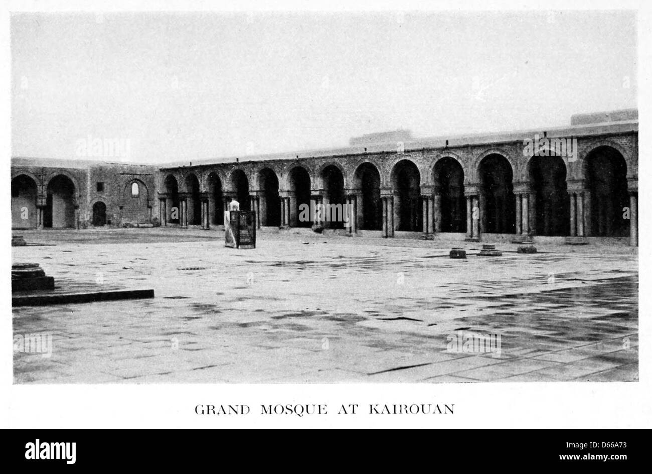 Cette image de 1918 représente la Grande Mosquée de Kairouan, Tunisie, l'une des mosquées les plus anciennes et les plus importantes du monde islamique, mettant en valeur son importance historique et architecturale. Banque D'Images