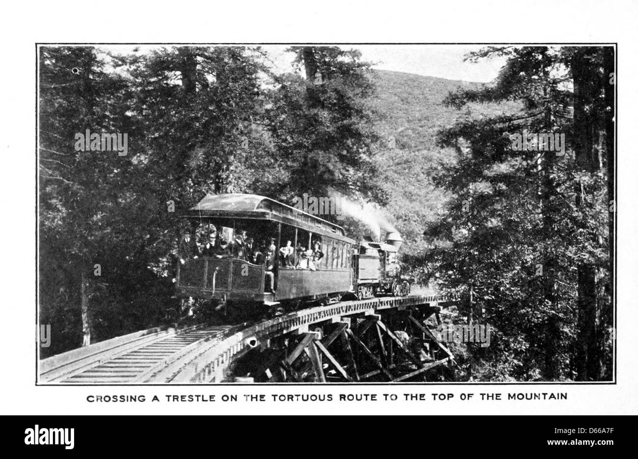 Une photographie de 1907 montrant le célèbre chemin de fer tordu du Mt. Tamalpais, Californie, connue pour ses ponts à pentes raides et à chevalets. L'image met en évidence la merveille d'ingénierie de ce chemin de fer unique en Amérique du début du XXe siècle. Banque D'Images