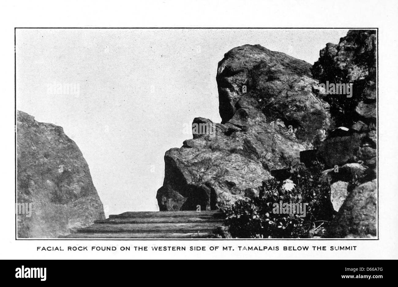 Cette photographie de 1907 capture l'expérience de voyager sur le chemin de fer le plus tordu au monde, le Mount Tamalpais Railroad en Californie. L'image montre les courbes uniques et les pentes raides de ce célèbre chemin de fer. Banque D'Images