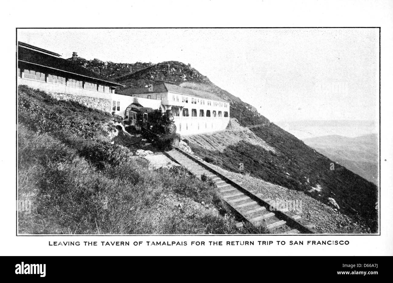 Une photographie de 1907 montrant le célèbre voyage sur le « chemin de fer le plus tordu du monde » sur le mont Tamalpais en Californie. L'image montre la taverne de Tamalpais, un monument bien connu au début du XXe siècle. Banque D'Images