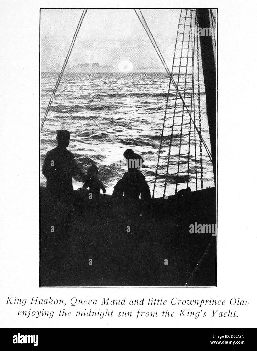 Un récit de 1910 racontant un voyage dans les régions arctiques de Norvège, mettant en vedette le roi Haakon, la reine Maud et le prince héritier Olav à bord du yacht royal, mettant en valeur les paysages uniques de la terre du soleil de minuit. Banque D'Images
