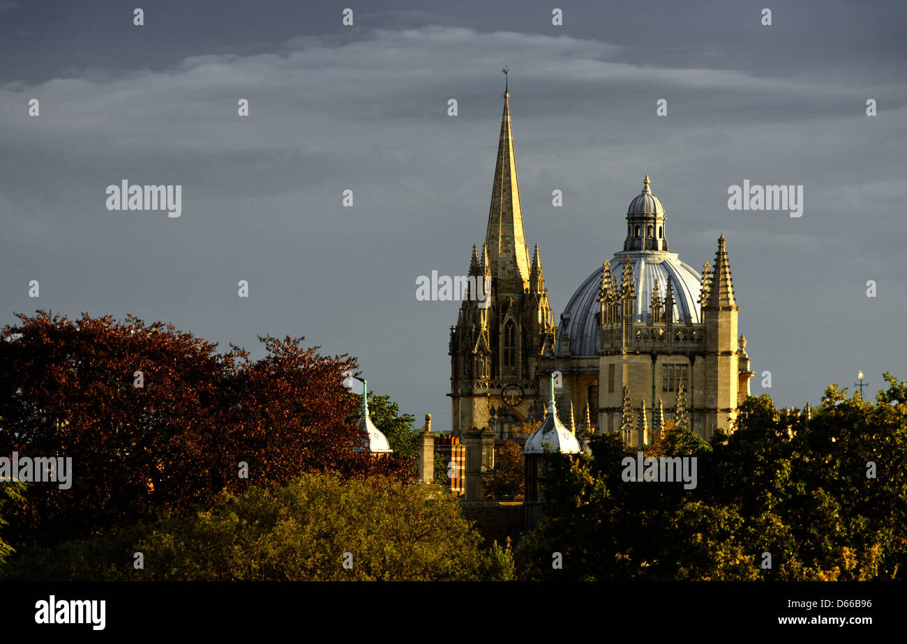 Vue d'Oxford de l'immeuble des sciences de la Terre à la Radcliffe Camera, vers l'église St Mary et l'ancienne École Tower Banque D'Images