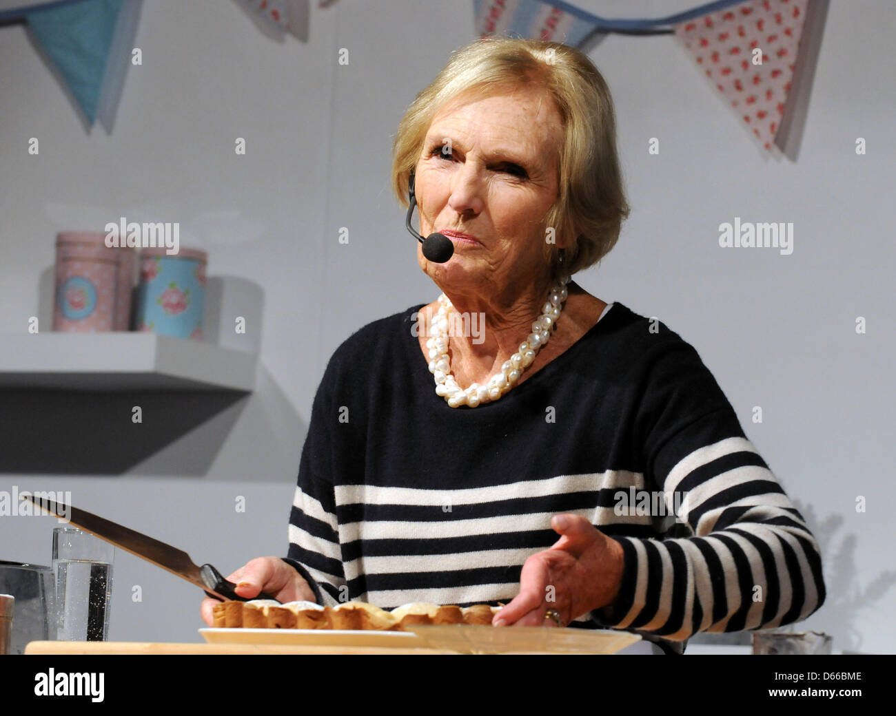 Excel, Londres, Royaume-Uni. 12 avril 2013. Le célèbre Chef Mary Berry au Cake Show International. Credit : KEITH MAYHEW/Alamy Live News Banque D'Images