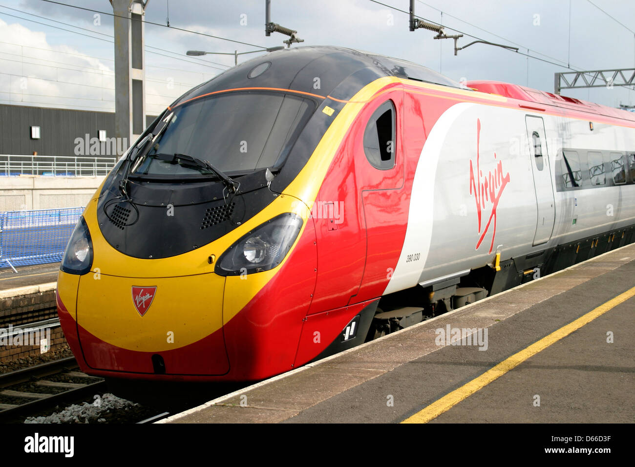 390030 Pendalino Virgin Trains Nuneaton, Warwickshire, Angleterre, Banque D'Images