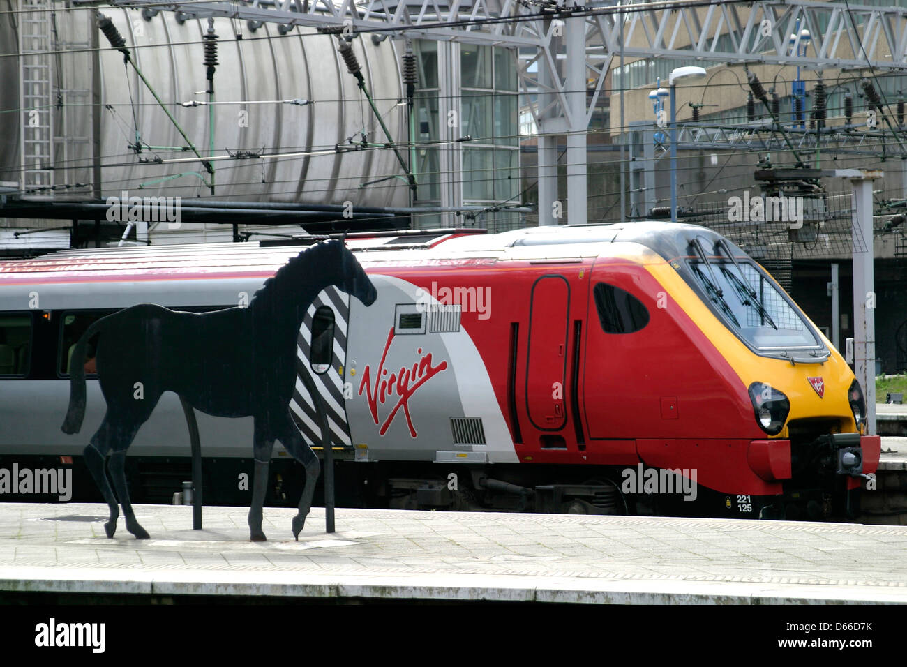 Pendalino Virgin Trains train électrique, la gare de Birmingham, West Midlands, England Banque D'Images