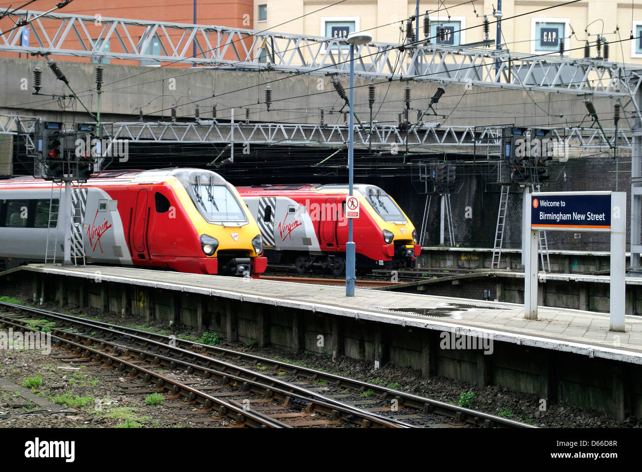 Pendalino Virgin Trains train électrique, la gare de Birmingham, West Midlands, England Banque D'Images