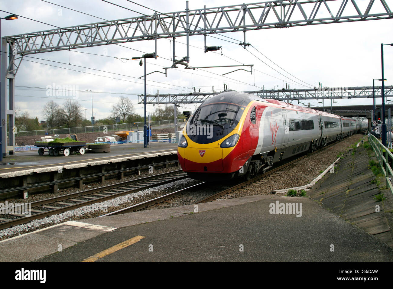 390030 Pendalino Virgin Trains Nuneaton, Warwickshire, Angleterre, Banque D'Images