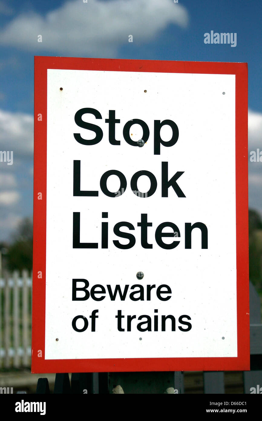 Arrêter de regarder Écouter Panneau d'avertissement dans les chemins de traverse la barrière de Cambridgeshire England Whittlesey Banque D'Images