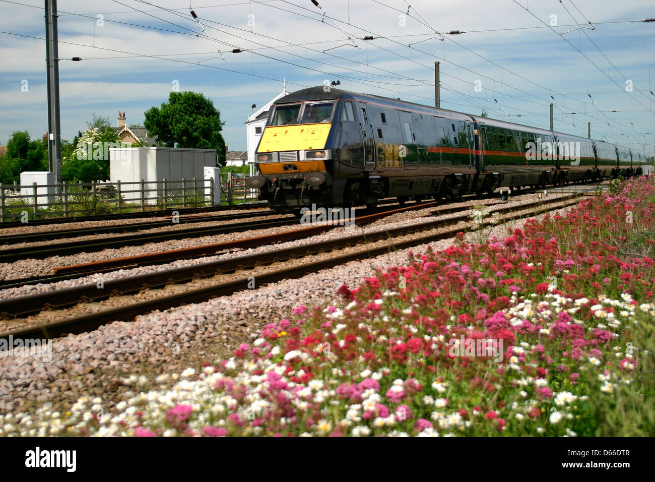 GNER, classe 82 DVT train électrique, East Coast Main Line, Helpston crossing, Peterborough, Cambridgeshire, Angleterre Banque D'Images