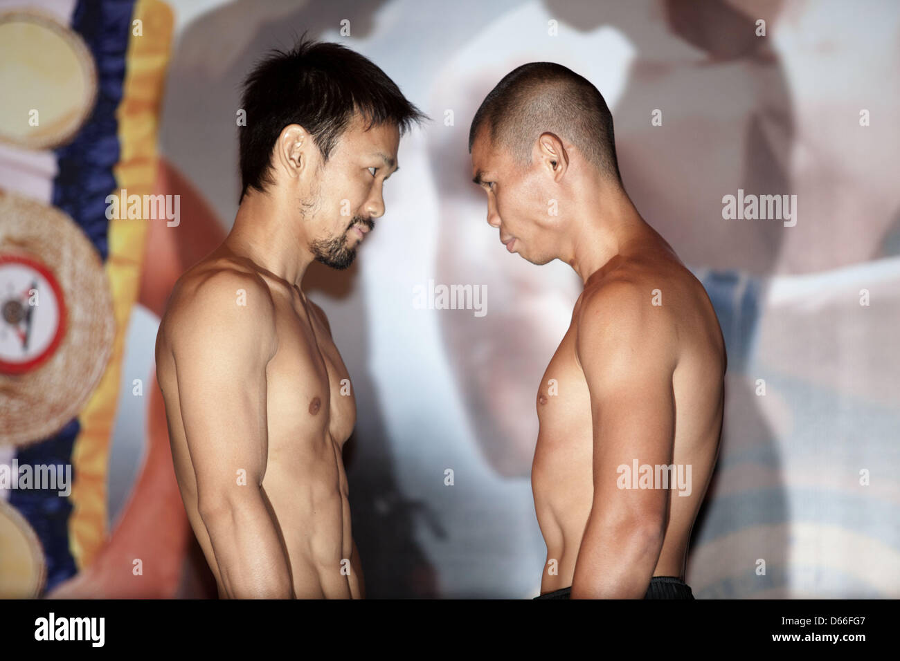 Jakarta, Indonésie, le 13 avril 2013. Le champion poids plume WBA Chris John de l'Indonésie (R) et son challenger Satoshi Hosono du Japon posent pour le photographe au cours de la pesée de dans la région de Jakarta. John va défendre son titre contre boxeur japonais Hosono le 14 avril 2013 à Jakarta.Credit : Donal Husni/Alamy Live News Banque D'Images