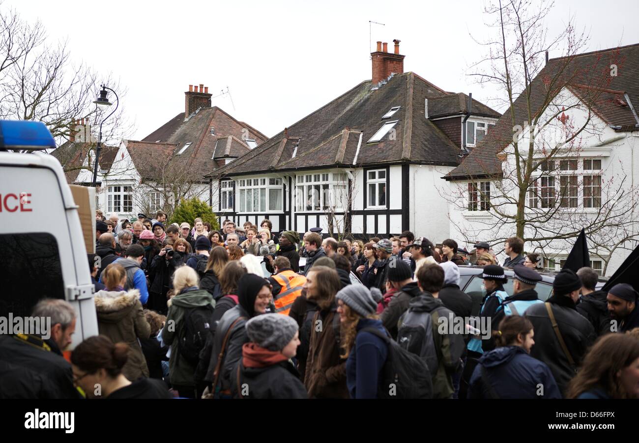 Londres, Royaume-Uni. 13 avril 2013. Les membres du groupe d'austérité anti USA ont organisé leur dernier acte de désobéissance civli sous la bannière 'Qui veut expulser un millionnaire ?" dans le centre de Londres. Plus de 500 membres du groupe activiste et d'autres se sont rencontrés à la gare de Kings Cross avant d'organisateurs ont révélé l'emplacement et l'identité de leur dernière cible et a voyagé dans tout Londres pour organiser une fête dans la rue devant la maison de Seigneur Freud. George Henton / Alamy Live News. Banque D'Images