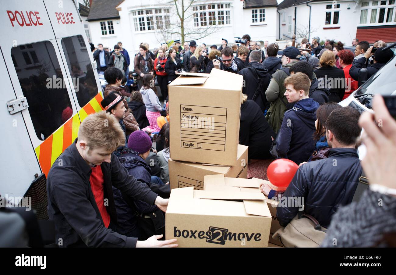 Londres, Royaume-Uni. 13 avril 2013. Les membres du groupe d'austérité anti USA ont organisé leur dernier acte de désobéissance civli sous la bannière 'Qui veut expulser un millionnaire ?" dans le centre de Londres. Plus de 500 membres du groupe activiste et d'autres se sont rencontrés à la gare de Kings Cross avant d'organisateurs ont révélé l'emplacement et l'identité de leur dernière cible et a voyagé dans tout Londres pour organiser une fête dans la rue devant la maison de Seigneur Freud. George Henton / Alamy Live News. Banque D'Images