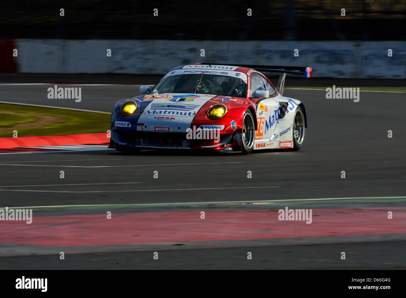 12.04.2013 Northampton, en Angleterre. # 76 LMGTE Am class IMSA Performance Matmut Porsche 911 GT3 RSR de Raymond Narac (FRA) / Christophe Bourret (FRA) / Vernay Formula Renault 1.6 (FRA) en action lors des Essais Libres 2 à 1 rondes de la FIA World Endurance Championship au circuit de Silverstone. Banque D'Images 12.04.2013 Northampton, en Angleterre. # 76 LMGTE Am class IMSA Performance Matmut Porsche 911 GT3 RSR de Raymond Narac (FRA) / Christophe Bourret (FRA) / Vernay Formula Renault 1.6 (FRA) en action lors des Essais Libres 2 à 1 rondes de la FIA World Endurance Championship au circuit de Silverstone. Banque D'Images