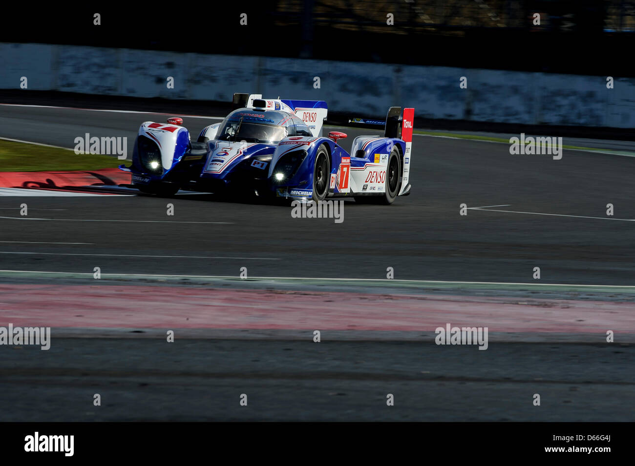 12.04.2013 Northampton, en Angleterre. # 7 LMP1 classe Toyota Racing Toyota TS030 hybride - de Alexander Wurz (AUT) / Nicolas Lapierre (FRA) en action lors des Essais Libres 2 à 1 rondes de la FIA World Endurance Championship au circuit de Silverstone. Banque D'Images 12.04.2013 Northampton, en Angleterre. # 7 LMP1 classe Toyota Racing Toyota TS030 hybride - de Alexander Wurz (AUT) / Nicolas Lapierre (FRA) en action lors des Essais Libres 2 à 1 rondes de la FIA World Endurance Championship au circuit de Silverstone. Banque D'Images