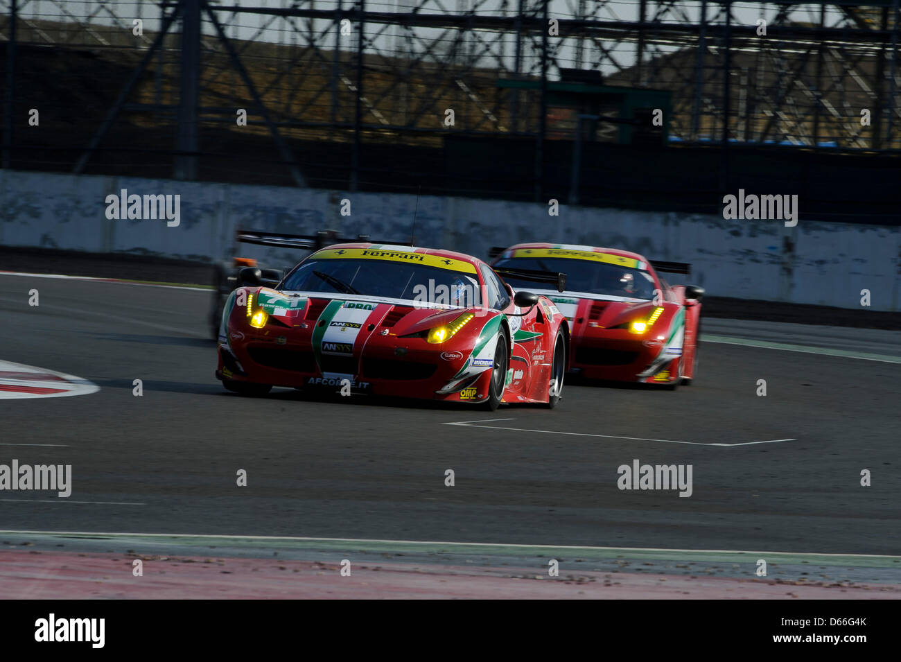 12.04.2013 Northampton, en Angleterre. # 71 LMGTE Pro class AF Corse Ferrari F458 Italia de Kamui Kobayashi (JPN) / Toni Vilander (FIN) en action lors des Essais Libres 2 à 1 rondes de la FIA World Endurance Championship au circuit de Silverstone. Banque D'Images 12.04.2013 Northampton, en Angleterre. # 71 LMGTE Pro class AF Corse Ferrari F458 Italia de Kamui Kobayashi (JPN) / Toni Vilander (FIN) en action lors des Essais Libres 2 à 1 rondes de la FIA World Endurance Championship au circuit de Silverstone. Banque D'Images