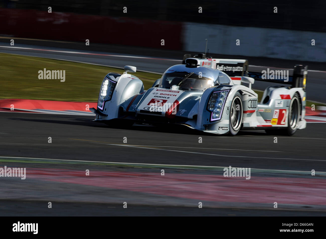 12.04.2013 Northampton, en Angleterre. # 2 la classe LMP1 Audi Sport Team Joest Audi R18 e-tron Quattro de Tom Kristensen (DNK) / Loïc Duval (FRA) / Allan McNish (GBR) en action lors des Essais Libres 2 à 1 rondes de la FIA World Endurance Championship au circuit de Silverstone. Banque D'Images 12.04.2013 Northampton, en Angleterre. # 2 la classe LMP1 Audi Sport Team Joest Audi R18 e-tron Quattro de Tom Kristensen (DNK) / Loïc Duval (FRA) / Allan McNish (GBR) en action lors des Essais Libres 2 à 1 rondes de la FIA World Endurance Championship au circuit de Silverstone. Banque D'Images