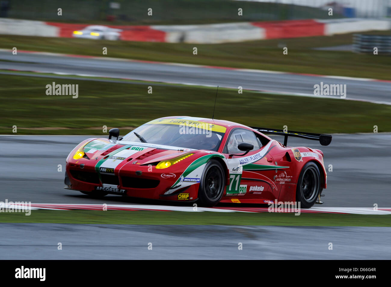 12.04.2013 Northampton, en Angleterre. # 71 LMGTE Pro class AF Corse Ferrari F458 Italia de Kamui Kobayashi (JPN) / Toni Vilander (FIN) en action lors des Essais Libres 2 à 1 rondes de la FIA World Endurance Championship au circuit de Silverstone. Banque D'Images 12.04.2013 Northampton, en Angleterre. # 71 LMGTE Pro class AF Corse Ferrari F458 Italia de Kamui Kobayashi (JPN) / Toni Vilander (FIN) en action lors des Essais Libres 2 à 1 rondes de la FIA World Endurance Championship au circuit de Silverstone. Banque D'Images