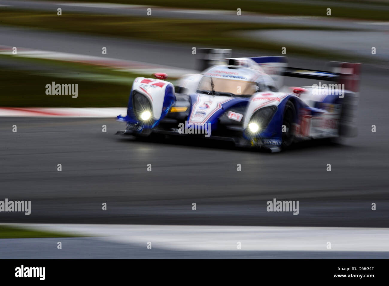 12.04.2013 Northampton, en Angleterre. # 7 LMP1 classe Toyota Racing Toyota TS030 hybride - de Alexander Wurz (AUT) / Nicolas Lapierre (FRA) en action lors des Essais Libres 2 à 1 rondes de la FIA World Endurance Championship au circuit de Silverstone. Banque D'Images 12.04.2013 Northampton, en Angleterre. # 7 LMP1 classe Toyota Racing Toyota TS030 hybride - de Alexander Wurz (AUT) / Nicolas Lapierre (FRA) en action lors des Essais Libres 2 à 1 rondes de la FIA World Endurance Championship au circuit de Silverstone. Banque D'Images