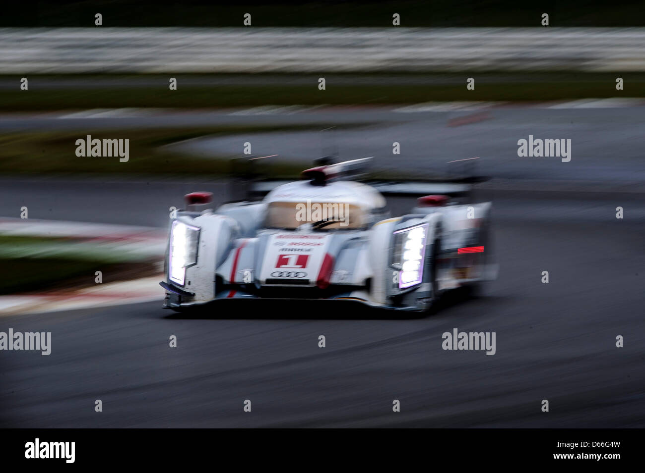 12.04.2013 Northampton, en Angleterre. # 1 la classe LMP1 Audi Sport Team Joest Audi R18 e-tron Quattro d'Andre Lotterer (DEU) / Benoit Treluyer (FRA) / Marcel Fassler (CHE) en action lors des Essais Libres 2 à 1 rondes de la FIA World Endurance Championship au circuit de Silverstone. Banque D'Images 12.04.2013 Northampton, en Angleterre. # 1 la classe LMP1 Audi Sport Team Joest Audi R18 e-tron Quattro d'Andre Lotterer (DEU) / Benoit Treluyer (FRA) / Marcel Fassler (CHE) en action lors des Essais Libres 2 à 1 rondes de la FIA World Endurance Championship au circuit de Silverstone. Banque D'Images