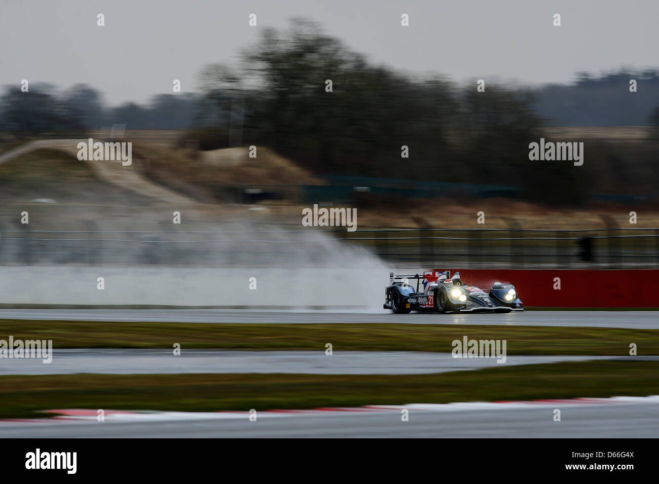 12.04.2013 Northampton, en Angleterre. # 21 LMP1 classe Strakka Racing HPD ARX 03c - Honda de Nick Leventis (GBR) / Danny Watts (GBR) / Jonny Kane (GBR) en action lors des Essais Libres 2 à 1 rondes de la FIA World Endurance Championship au circuit de Silverstone. Banque D'Images 12.04.2013 Northampton, en Angleterre. # 21 LMP1 classe Strakka Racing HPD ARX 03c - Honda de Nick Leventis (GBR) / Danny Watts (GBR) / Jonny Kane (GBR) en action lors des Essais Libres 2 à 1 rondes de la FIA World Endurance Championship au circuit de Silverstone. Banque D'Images