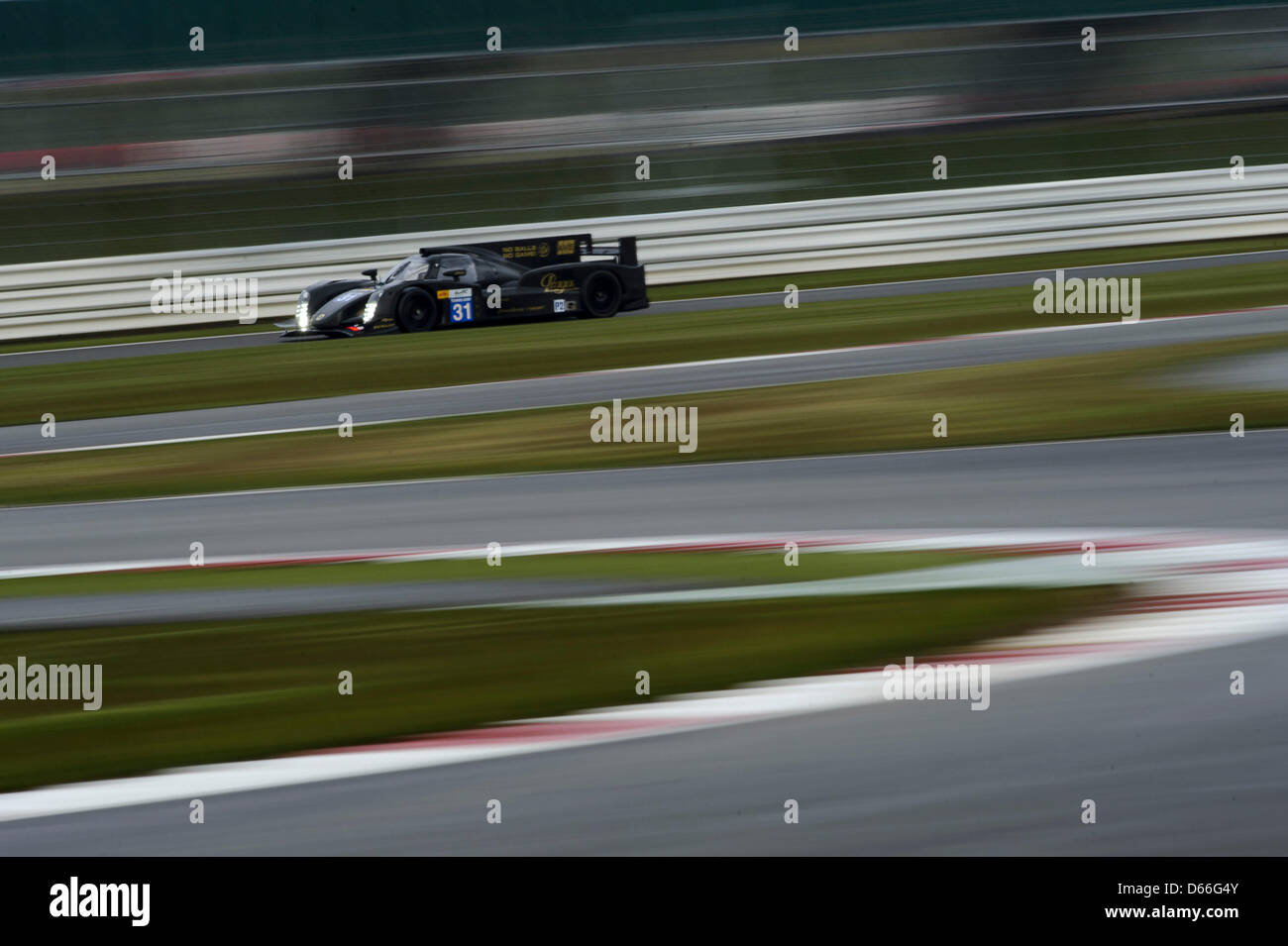 12.04.2013 Northampton, en Angleterre. Catégorie LMP2 # 31 Lotus Lotus T128 de Kevin Weeda (USA) / Vitantonio Liuzzi (ITA) / Christophe Bouchut (FRA) en action lors des Essais Libres 2 à 1 rondes de la FIA World Endurance Championship au circuit de Silverstone. Banque D'Images 12.04.2013 Northampton, en Angleterre. Catégorie LMP2 # 31 Lotus Lotus T128 de Kevin Weeda (USA) / Vitantonio Liuzzi (ITA) / Christophe Bouchut (FRA) en action lors des Essais Libres 2 à 1 rondes de la FIA World Endurance Championship au circuit de Silverstone. Banque D'Images